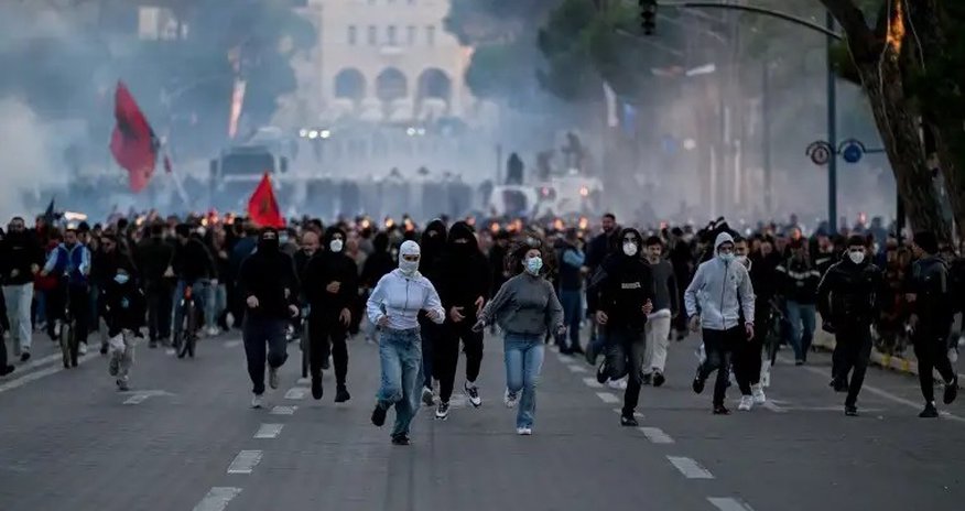 Albaniyada etirazlar davam edir, Rama istefa verməkdən imtina edir Albaniyada etirazlar davam edir, Rama istefa verməkdən imtina edir
