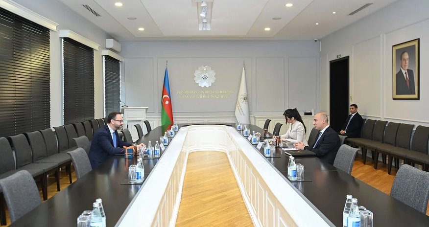 Emin Əmrullayev Almaniyanın Saksoniya torpağının elm naziri ilə görüşüb Emin Əmrullayev Almaniyanın Saksoniya torpağının elm naziri ilə görüşüb