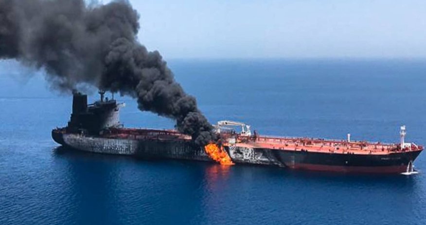 Hörmüz boğazında iki tanker minaya düşərək yanıb Hörmüz boğazında iki tanker minaya düşərək yanıb