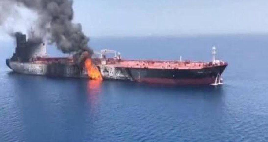 КСИР: В Ормузском проливе загорелся нефтяной танкер КСИР: В Ормузском проливе загорелся нефтяной танкер