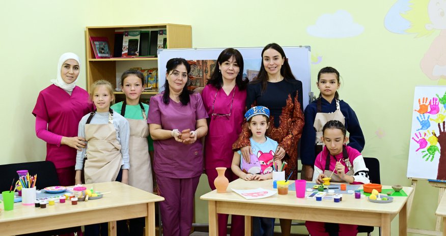 Leyla Əliyeva xüsusi qayğıya ehtiyacı olan uşaqlar üçün yaradılan mərkəzlərin fəaliyyəti ilə tanış olub Leyla Əliyeva xüsusi qayğıya ehtiyacı olan uşaqlar üçün yaradılan mərkəzlərin fəaliyyəti ilə tanış olub